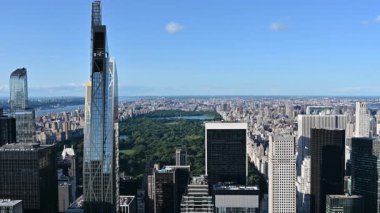 New York City, ABD, 22 Ağustos 2024. Manhattan 'ın havadan görünüşü, Central Park' a yakınlaşması ve en yüksek gökdelenlerin tepesi. Güzel bir yaz günü. Seyahat yerleri.