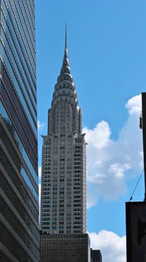 New York, Birleşik Devletler, 22 Ağustos 2024. Chrysler Binası 'nın su götürmez siluetini gösteren dikey görüntüler. Şehir simgeleri, seyahat noktaları.