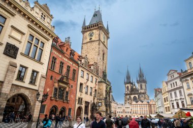 Prag, Çek Cumhuriyeti, 5 Ağustos 2023. Astronomik saat ve arka planda Tyn Hanımefendisi Kilisesi 'nin olduğu meydanın ikonik görüntüsü. Kalabalık, yağmurlu gökyüzü. Seyahat yerleri.