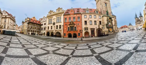 Prag, Çek Cumhuriyeti, 5 Ağustos 2023. Astronomik saatle karenin geniş panoramik görüntüsü. Hiç kimse. Seyahat yerleri.