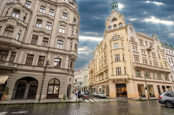 Prag, Çek Cumhuriyeti, 5 Ağustos 2023. Prag 'ın tarihi merkezindeki klasik konut binaları. Seyahat yerleri.