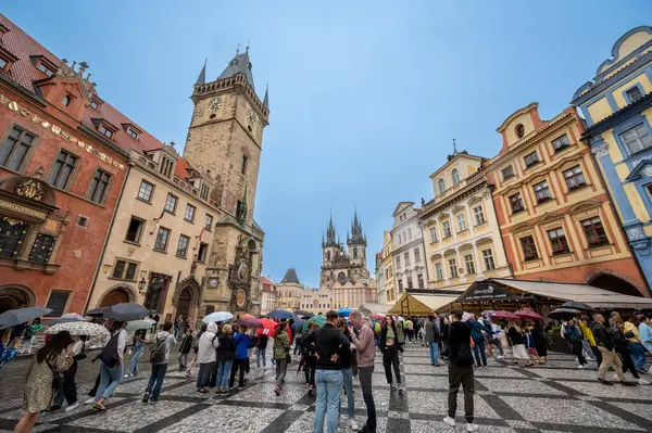 Prag, Çek Cumhuriyeti, 5 Ağustos 2023. Astronomik saat ve arka planda Tyn Hanımefendisi Kilisesi 'nin olduğu meydanın ikonik görüntüsü. Kalabalık, yağmurlu gökyüzü. Seyahat yerleri.