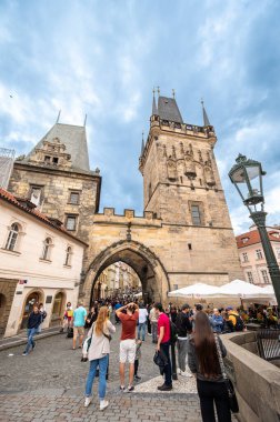 Prag, Çek Cumhuriyeti, 6 Ağustos 2023. Charles Köprüsü 'nün giriş kapısının dikey görüntüsü. Kalabalık bir turizm merkezi..
