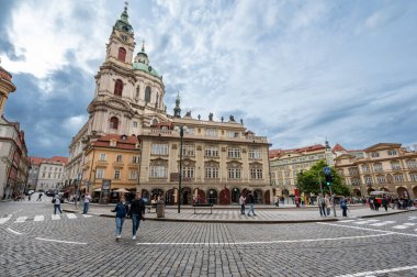Prag, Çek Cumhuriyeti, 6 Ağustos 2023. Küçük kasaba meydanı. İkonik geniş açılı görüntü Aziz Niklas Kilisesi 'ni vurguluyor. İnsanlar.