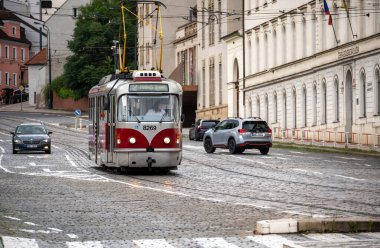 Prag, Çek Cumhuriyeti, 6 Ağustos 2023. Güzel bir yaz gününde Castle Hill 'den inen klasik kırmızı ve beyaz bir halk tramvayı..