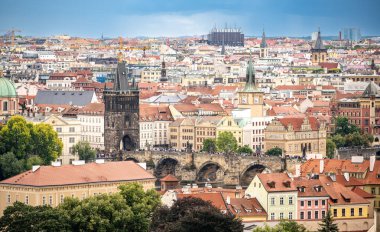 Prag, Çek Cumhuriyeti, 6 Ağustos 2023. Yağmurlu bir günde Charles Köprüsü 'nün hava manzaralı ikonik şehir manzarası. Seyahat yerleri.