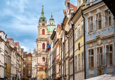 Prag, Çek Cumhuriyeti, 6 Ağustos 2023. Güzel bir yaz gününde, Charles Köprüsü 'nden Küçük Kasaba' ya doğru nefes kesici bir manzara. Renkli cepheler göze çarpıyor. Şehrin ikonik manzarası.