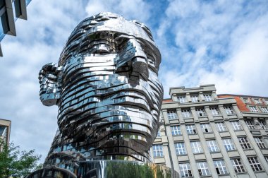 Prag, Çek Cumhuriyeti, 7 Ağustos 2023 Kafka 'nın kafasının panoramik bir fotoğrafı, modern bir sanat eseri. Aşağıdan geniş açılı mercek ile çekilen bu ikonik görüntünün güçlü bir duygusal etkisi vardır. Seyahat hedefleri