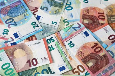 Bir yığın karışık avro banknotları.
