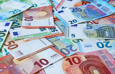 Bir yığın karışık avro banknotları.