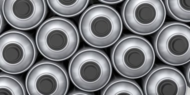 Beyaz arka planda gümüş renkli sprey boya kutuları. 3 boyutlu sprey boya şişesi ve beyaz arka planda izole edilmiş sprey boya kutusu. 3D render sprey boya şişesi ve şeker kutusu.