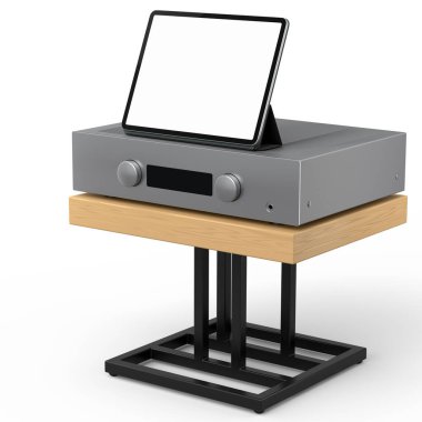 Tabletli ve amplifikatörlü HiFi sistemi beyaz arka planda ev sineması için beklemede. Dinleme müziği için 3d yorumlama konsepti