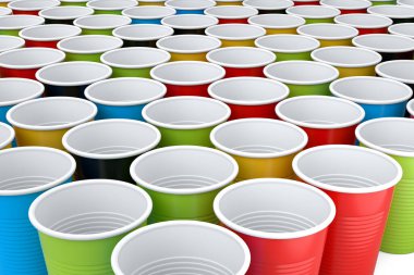 Beyaz arka planda izole edilmiş plastik tek kullanımlık parti bardağı. Meyve suyu, taze, bira için 3D servis bardağı.