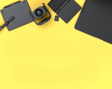 Monokrom tasarımcı çalışma alanının üst görüntüsü ve dizüstü bilgisayar, tablet, kalibratör ve sarı arka plandaki renk paleti gibi teçhizatlar. İllüstratör ve fotoğrafçılık için 3 boyutlu aksesuar hazırlama