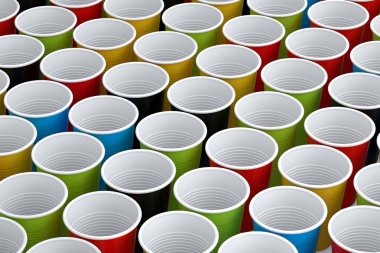 Beyaz arka planda izole edilmiş plastik tek kullanımlık parti bardağı. Meyve suyu, taze, bira için 3D servis bardağı.