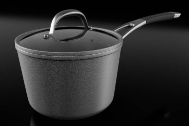 Siyah arka planda krom kaplamalı paslanmaz çelik fırın. Yapışmayan mutfak gereçlerinin 3D görüntüsü