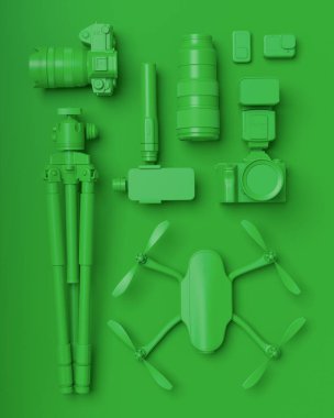 Mevcut olmayan DSLR kamera, cep telefonu, monokrom arka planda selfie çubuğundaki dron ve aksiyon kamerası gibi tasarımcı çalışma alanının ve teçhizatının üst görüntüsü. Canlı yayın için 3D aksesuar hazırlama