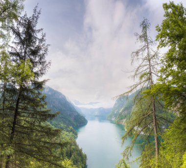 Berchtesgaden Ulusal Parkı 'ndaki Jenner Dağı yakınlarındaki Konigsee Gölü manzarası, Yukarı Bavyera Alpleri, Almanya, Avrupa. Doğa konseptinin güzelliği.