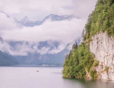Berchtesgaden Ulusal Parkı 'ndaki Jenner Dağı yakınlarındaki Konigsee Gölü manzarası, Yukarı Bavyera Alpleri, Almanya, Avrupa. Doğa konseptinin güzelliği.