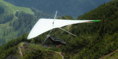 Berchtesgaden Ulusal Parkı 'nda Jenner Dağı yakınlarındaki dağ vadisi ve Konigssee gölü üzerinde planörlü uçuş, Almanya, Avrupa. Doğa konseptinin güzelliği.