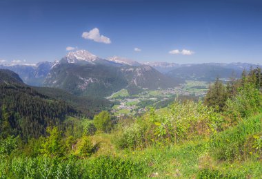 Berchtesgaden Ulusal Parkı 'ndaki Jenner Dağı yakınlarındaki dağ vadisi manzarası, Yukarı Bavyera Alpleri, Almanya, Avrupa. Doğa konseptinin güzelliği.