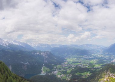 Berchtesgaden Ulusal Parkı 'ndaki Klettersteige am Jenner Dağı yakınlarındaki dağ vadisi manzarası, Yukarı Bavyera Alpleri, Almanya, Avrupa. Doğa konseptinin güzelliği.