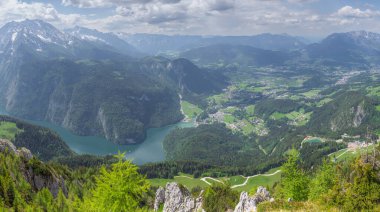 Berchtesgaden Ulusal Parkı, Yukarı Bavyera Alpleri, Almanya ve Avrupa 'daki Jenner Dağı yakınlarındaki dağ vadisinin güzel manzarası. Doğa konseptinin güzelliği.