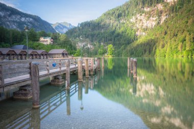 Berchtesgaden Ulusal Parkı, Alpler Almanya, Avrupa 'daki Konigsee Gölü' ndeki yolcu vapuru istasyonu veya rıhtımı. Doğa konseptinin güzelliği.