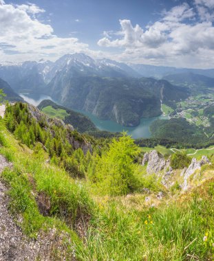 Berchtesgaden Ulusal Parkı, Yukarı Bavyera Alpleri, Almanya ve Avrupa 'daki Jenner Dağı yakınlarındaki dağ vadisinin güzel manzarası. Doğa konseptinin güzelliği.