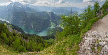 Berchtesgaden Ulusal Parkı 'ndaki Jenner Dağı yakınlarındaki Konigsee Gölü manzarası, Yukarı Bavyera Alpleri, Almanya, Avrupa. Doğa konseptinin güzelliği.