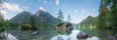 Dağ manzarası ve güzel Hintersee gölde Berchtesgaden Milli Parkı, üst Bavyera Alpleri, Almanya, Avrupa görünümünü. Doğa kavramı arka plan güzelliği.