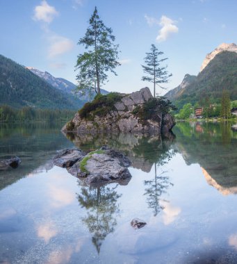 Dağ manzarası ve güzel Hintersee gölde Berchtesgaden Milli Parkı, üst Bavyera Alpleri, Almanya, Avrupa görünümünü. Doğa kavramı arka plan güzelliği.