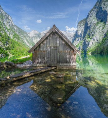 Berchtesgaden Ulusal Parkı 'ndaki Bootshaus am Obersee Gölü, Yukarı Bavyera Alpleri, Almanya, Avrupa. Doğa konseptinin güzelliği.