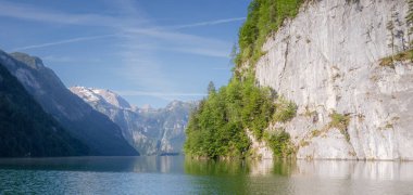 Berchtesgaden Ulusal Parkı 'ndaki Jenner Dağı yakınlarındaki Konigsee Gölü manzarası, Yukarı Bavyera Alpleri, Almanya, Avrupa. Doğa konseptinin güzelliği.