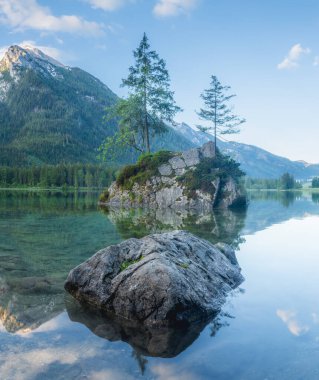 Dağ manzarası ve güzel Hintersee gölde Berchtesgaden Milli Parkı, üst Bavyera Alpleri, Almanya, Avrupa görünümünü. Doğa kavramı arka plan güzelliği.