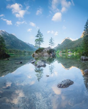 Dağ manzarası ve güzel Hintersee gölde Berchtesgaden Milli Parkı, üst Bavyera Alpleri, Almanya, Avrupa görünümünü. Doğa kavramı arka plan güzelliği.