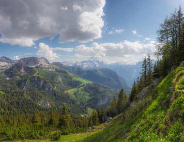 Berchtesgaden Ulusal Parkı, Yukarı Bavyera Alpleri, Almanya ve Avrupa 'daki Jenner Dağı yakınlarındaki dağ vadisinin güzel manzarası. Doğa konseptinin güzelliği.