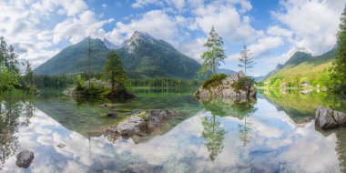 Dağ manzarası ve güzel Hintersee gölde Berchtesgaden Milli Parkı, üst Bavyera Alpleri, Almanya, Avrupa görünümünü. Doğa kavramı arka plan güzelliği.
