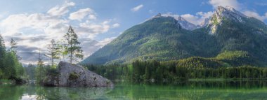 Dağ manzarası ve güzel Hintersee gölde Berchtesgaden Milli Parkı, üst Bavyera Alpleri, Almanya, Avrupa görünümünü. Doğa kavramı arka plan güzelliği.