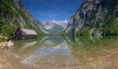 Berchtesgaden Ulusal Parkı 'ndaki Bootshaus am Obersee Gölü, Yukarı Bavyera Alpleri, Almanya, Avrupa. Doğa konseptinin güzelliği.