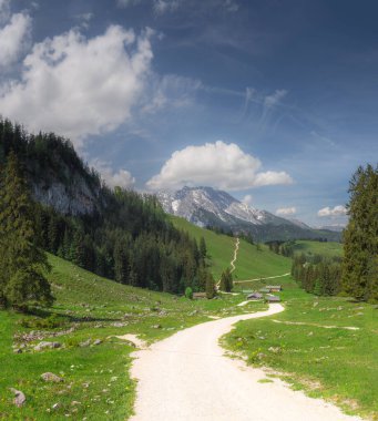 Berchtesgaden Ulusal Parkı, Yukarı Bavyera Alpleri, Almanya ve Avrupa 'daki Jenner Dağı yakınlarındaki dağ vadisinin güzel manzarası. Doğa konseptinin güzelliği.