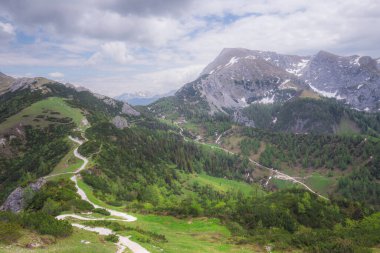Berchtesgaden Ulusal Parkı, Yukarı Bavyera Alpleri, Almanya ve Avrupa 'daki Jenner Dağı yakınlarındaki dağ vadisinin güzel manzarası. Doğa konseptinin güzelliği.
