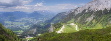 Berchtesgaden Ulusal Parkı, Yukarı Bavyera Alpleri, Almanya ve Avrupa 'daki Jenner Dağı yakınlarındaki dağ vadisinin güzel manzarası. Doğa konseptinin güzelliği.