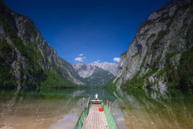 Berchtesgaden Ulusal Parkı 'ndaki Bootshaus am Obersee Gölü, Yukarı Bavyera Alpleri, Almanya, Avrupa. Doğa konseptinin güzelliği.