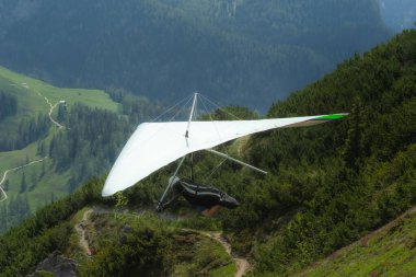 Berchtesgaden Ulusal Parkı 'nda Jenner Dağı yakınlarındaki dağ vadisi ve Konigssee gölü üzerinde planörlü uçuş, Almanya, Avrupa. Doğa konseptinin güzelliği.