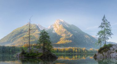 Dağ manzarası ve güzel Hintersee gölde Berchtesgaden Milli Parkı, üst Bavyera Alpleri, Almanya, Avrupa görünümünü. Doğa kavramı arka plan güzelliği.