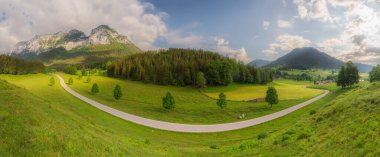 Berchtesgaden Ulusal Parkı, Yukarı Bavyera Alpleri, Almanya, Avrupa 'da gün batımında Hintersee Gölü yakınlarında yol ve bank ile Meadow. Gökyüzü yolu kırpılıyor
