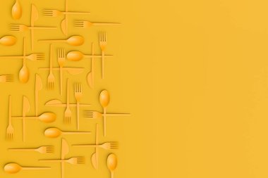 Tabak, halk, kaşık, bıçak, bardak, biber ve tuz değirmeni gibi sarı monokrom arka planda fotokopi alanı olan tek kullanımlık aletler. 3D dünyayı kurtarma ve sıfır atık kavramı