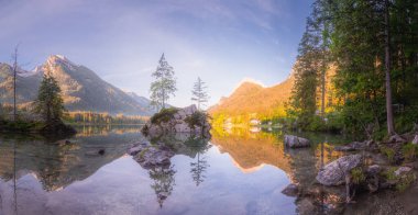 Dağ manzarası ve güzel Hintersee gölde Berchtesgaden Milli Parkı, üst Bavyera Alpleri, Almanya, Avrupa görünümünü. Doğa kavramı arka plan güzelliği.