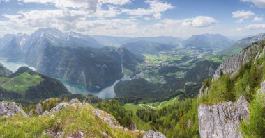 Berchtesgaden Ulusal Parkı 'ndaki Jenner Dağı yakınlarındaki Konigsee Gölü manzarası, Yukarı Bavyera Alpleri, Almanya, Avrupa. Doğa konseptinin güzelliği.